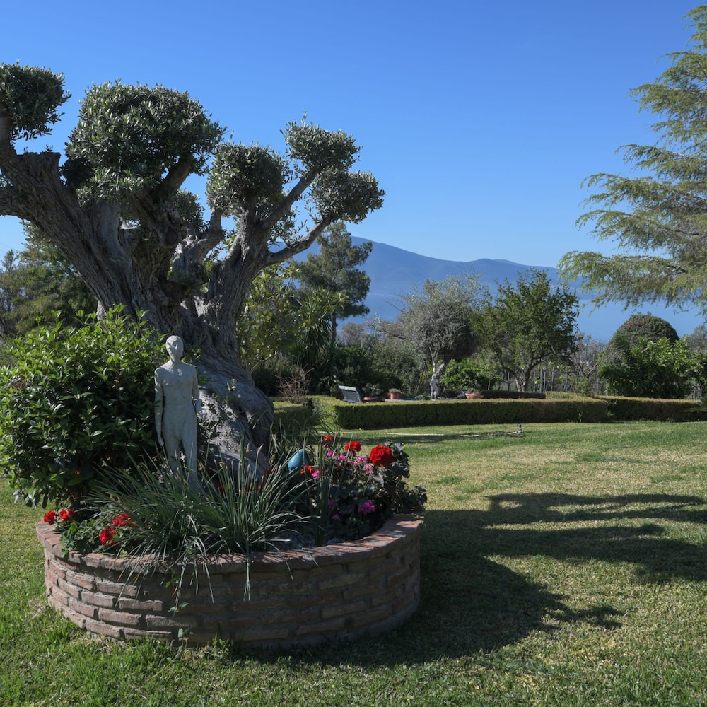 Nerotrivia Villa - Ocean Panorama and Lush Gardens