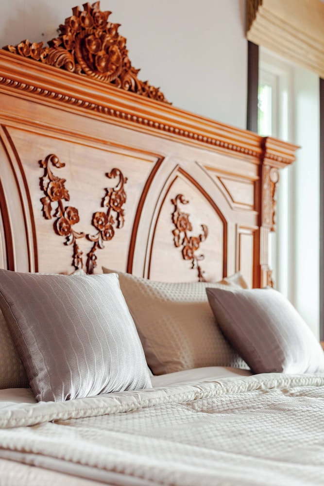 Luxury Iconic Royal Boat Pool Villa North Pattaya