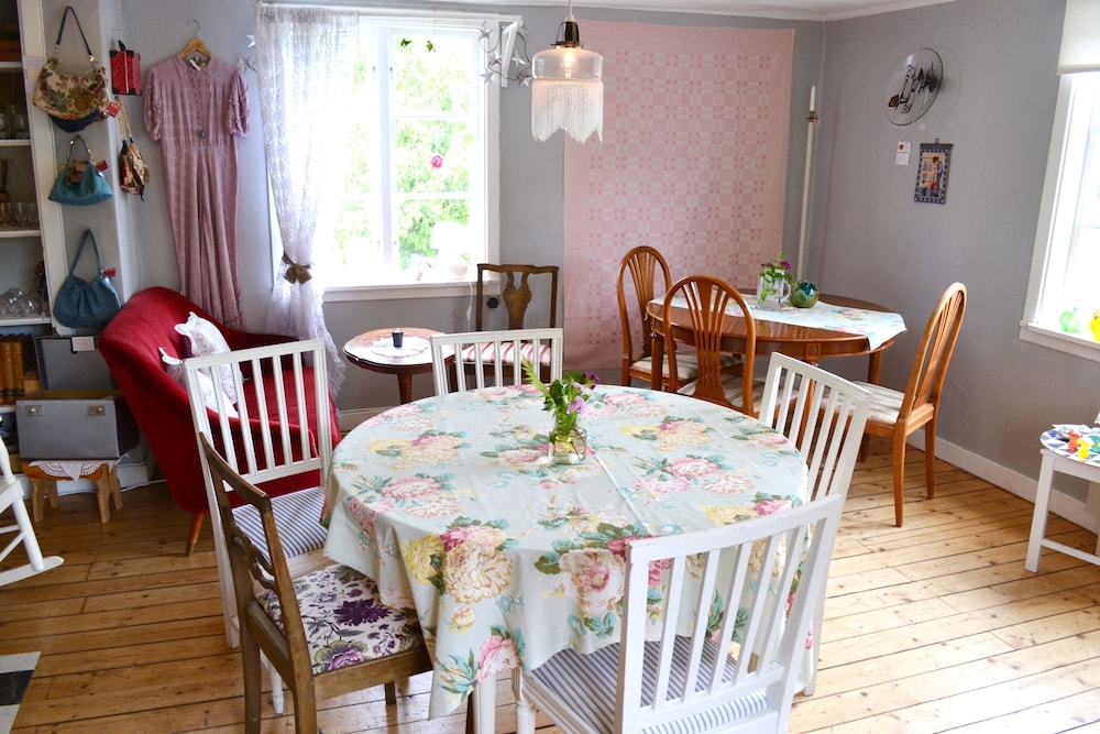 Cafe Sergel Bed & Breakfast