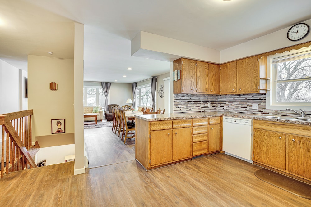 Scenic Home w/ Lake Washington Access & Fire Pit