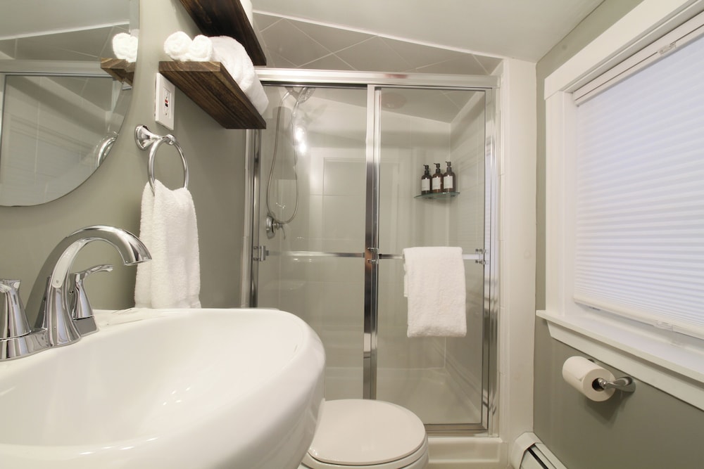 The Aurora Inn & Cottages