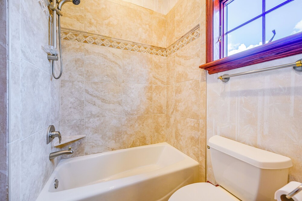 Waterfront Stunner: Effortless Elegance in Naples!