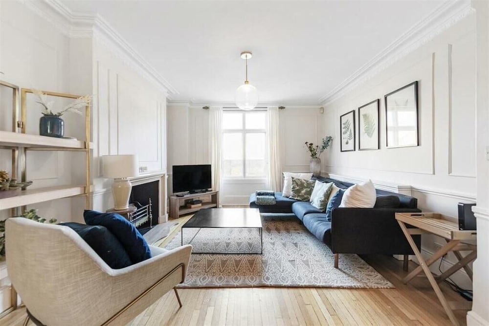 Spacious 3B House in South Kensington