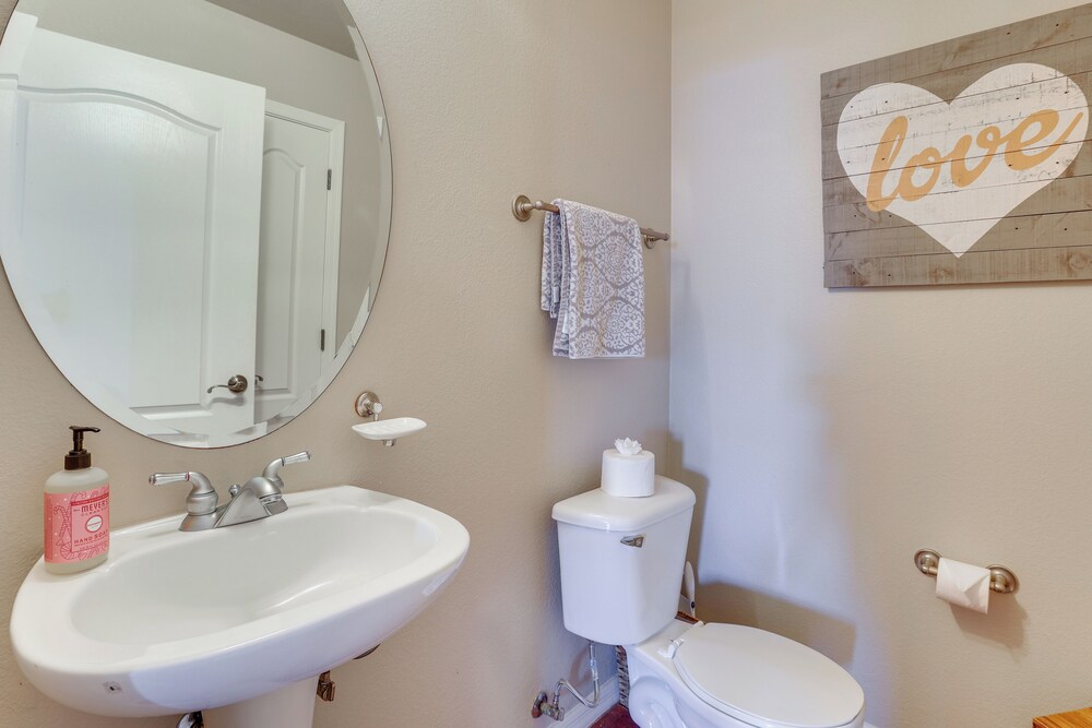 < 1 Mi to Biltmore Fashion Park: Condo w/ Pool!