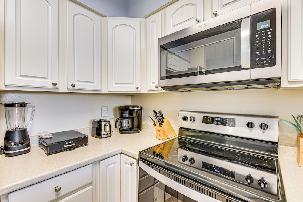 < Half-mi to Beach: Quaint Destin Condo