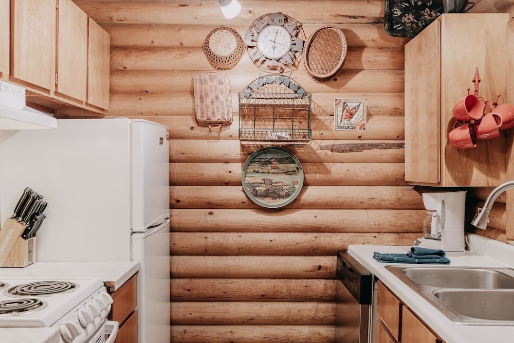 17mbr - Log - Bbq - Pets Ok - Wifi - Sleeps 8 2 Bedroom Home by RedAwning