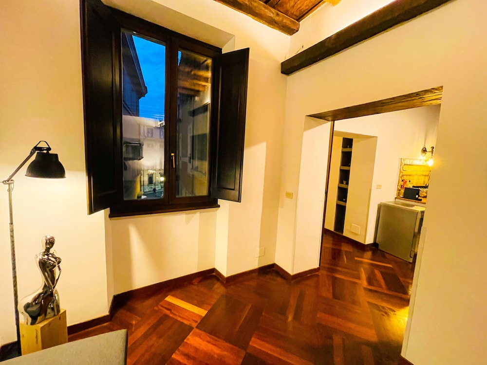 Trevi Fountain Stylish Guesthouse