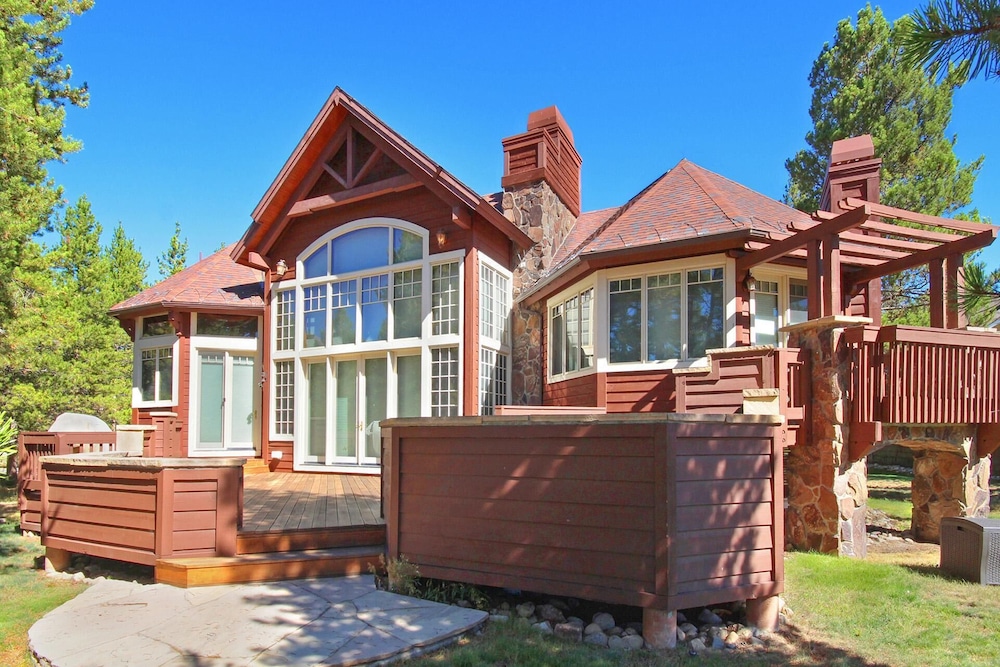 Marksberry Lodge 4 Bedroom Home by RedAwning