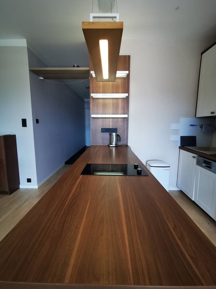Free Parking Modern Smichov Apt Large Balcony, 10 Minutes Metro to Central