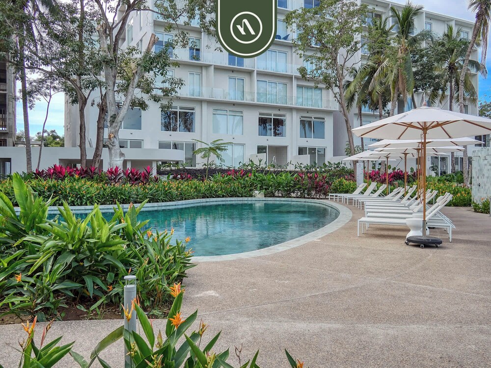Luxury 2 BR Condo Near Beaches - Pools - Gym