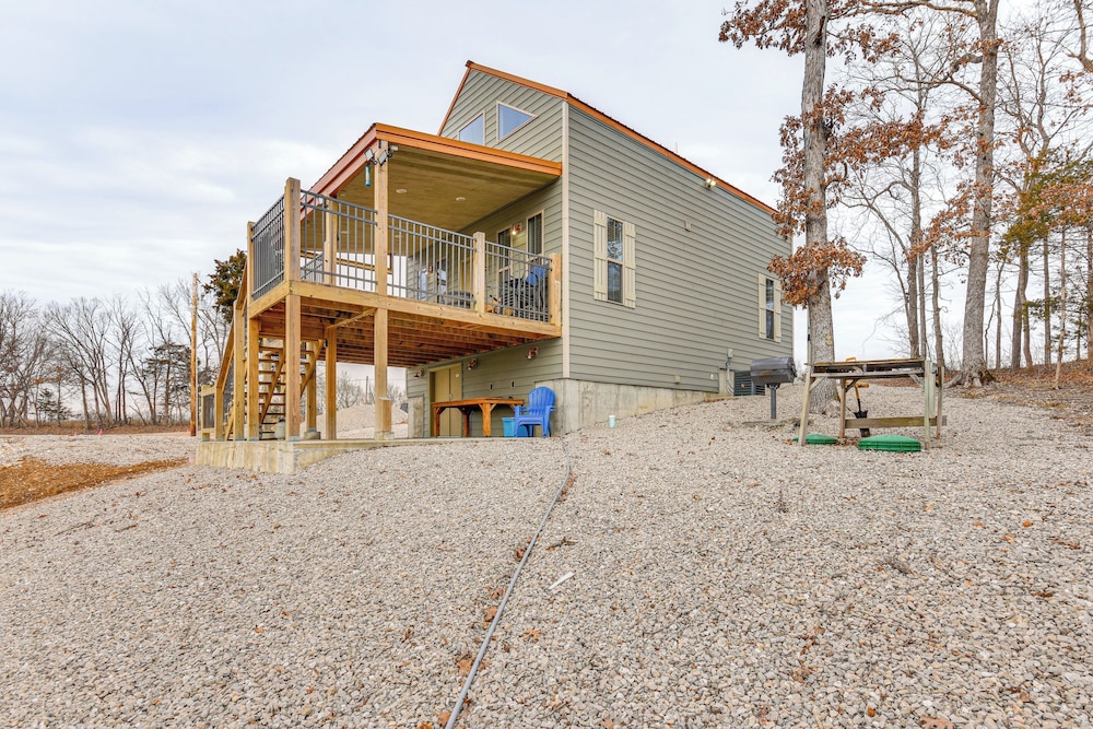 Covered Porch & Fire Pit: Cabin in Richland