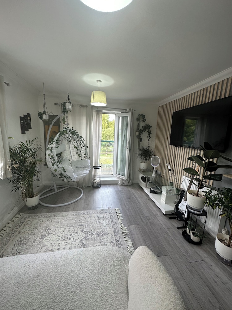 Charming Mi Casa Es Tu Casa 2-bed in Dagenham