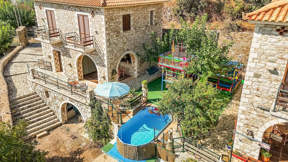 Mountain Oasis - Pool Playground Near Neda Falls