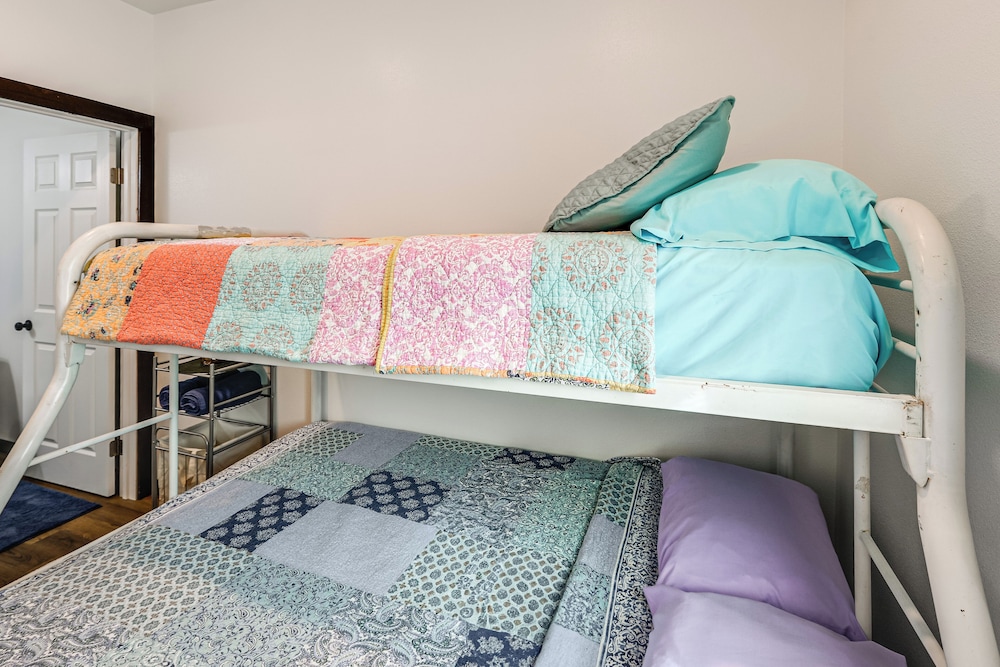< 2 Mi to Dtwn: Pet-friendly Getaway in Fairbanks