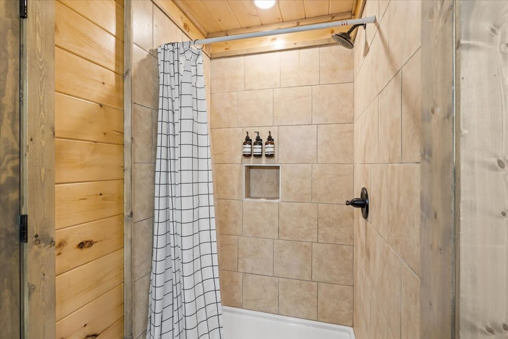 NEW - 1 Location Cabin Pool Hot Tub Arcade HL