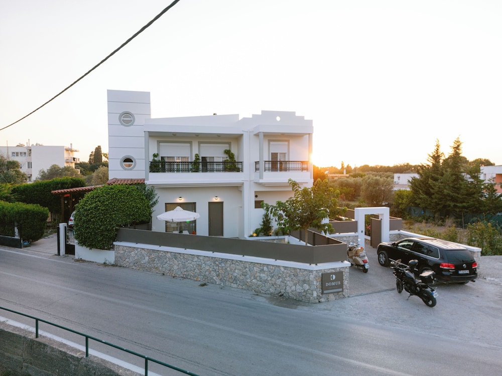 DOMUS GARDEN APARTMENTS