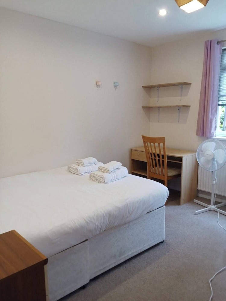 Homely 3 Bedroom House With a Garden