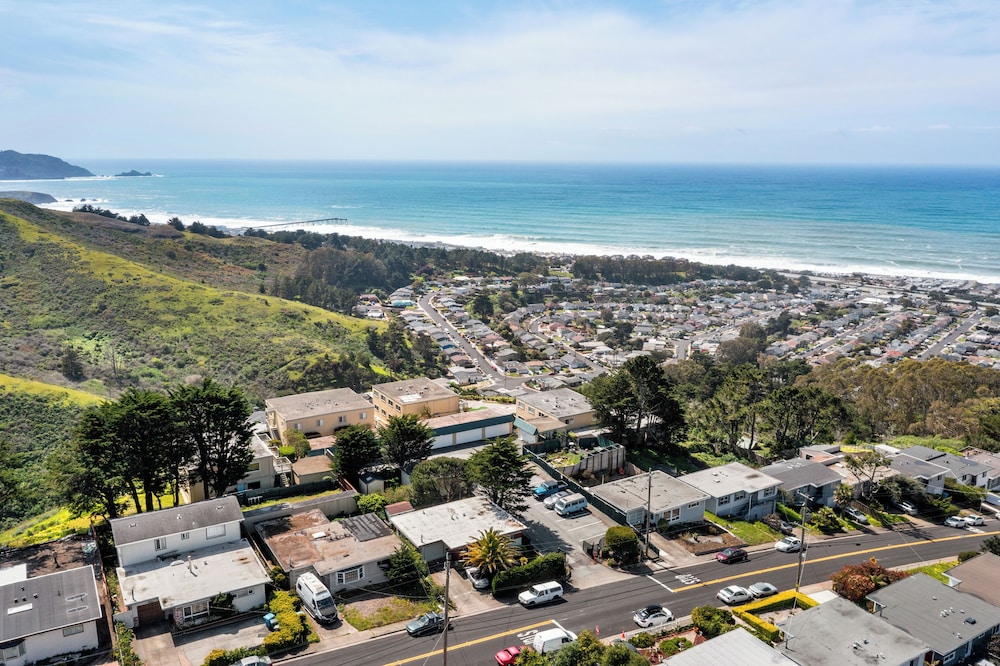Stunning 2BR Ocean Mountain Sunset View
