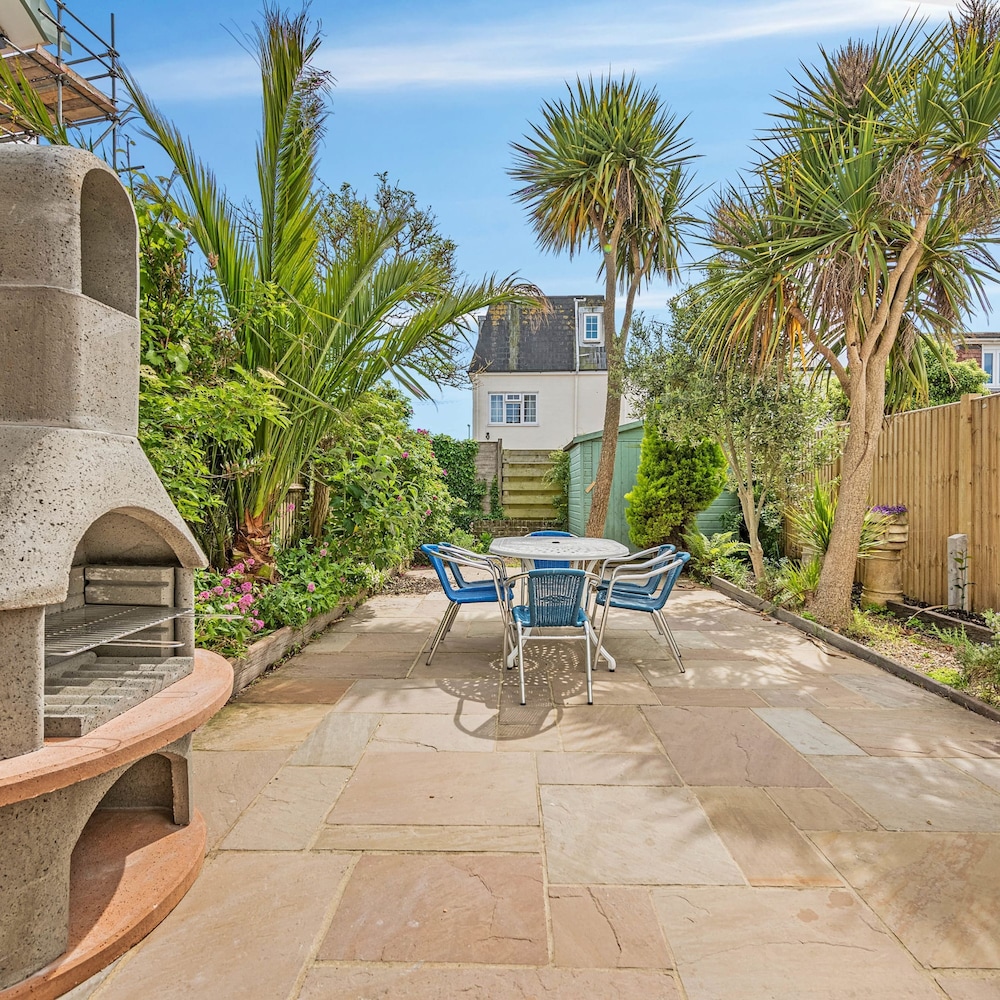 Lovely Seaside Villa Gardens 40 Metres to Beach view 4