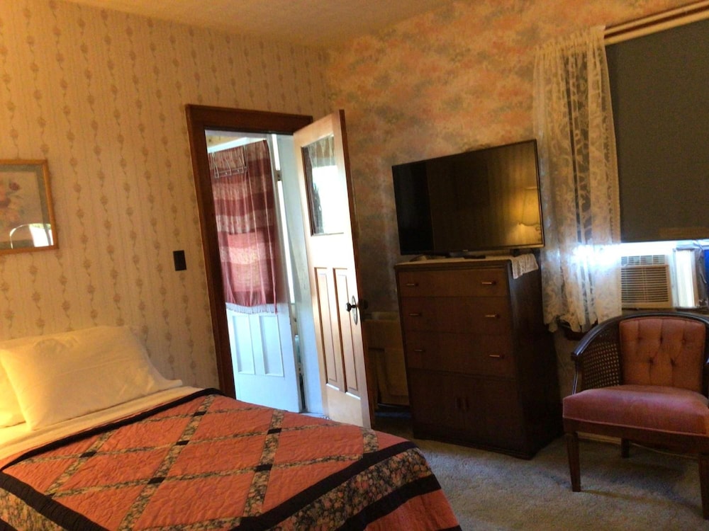 10th Avenue Guest House & Suites
