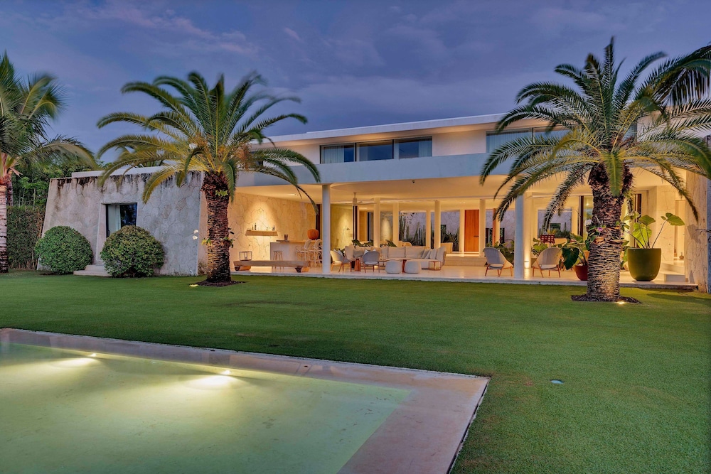 Magnificent 5BR Modern Tropical Villa With Pool