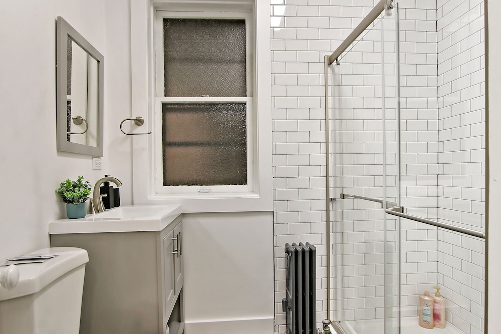 Chic 2BR Apt - Roscoe 1