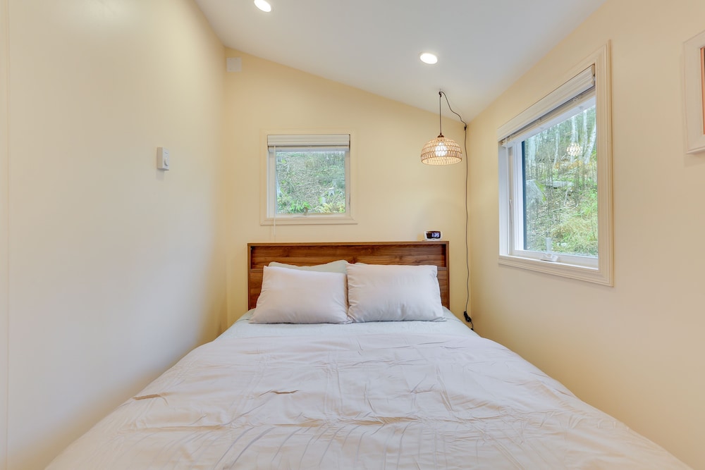 Creekside Treehouse By Delaware River view 4