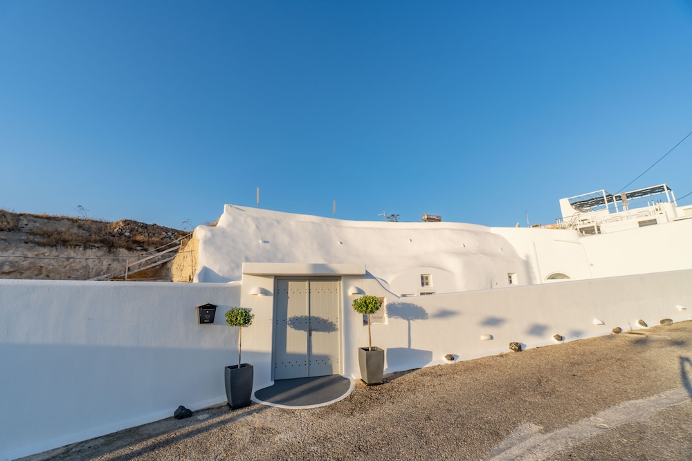 Fira-cave-sleeps 13-parking-pool-pet Friendly view 5