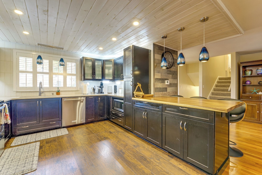Family Retreat w/ Hot Tub & Game Room in Everett!