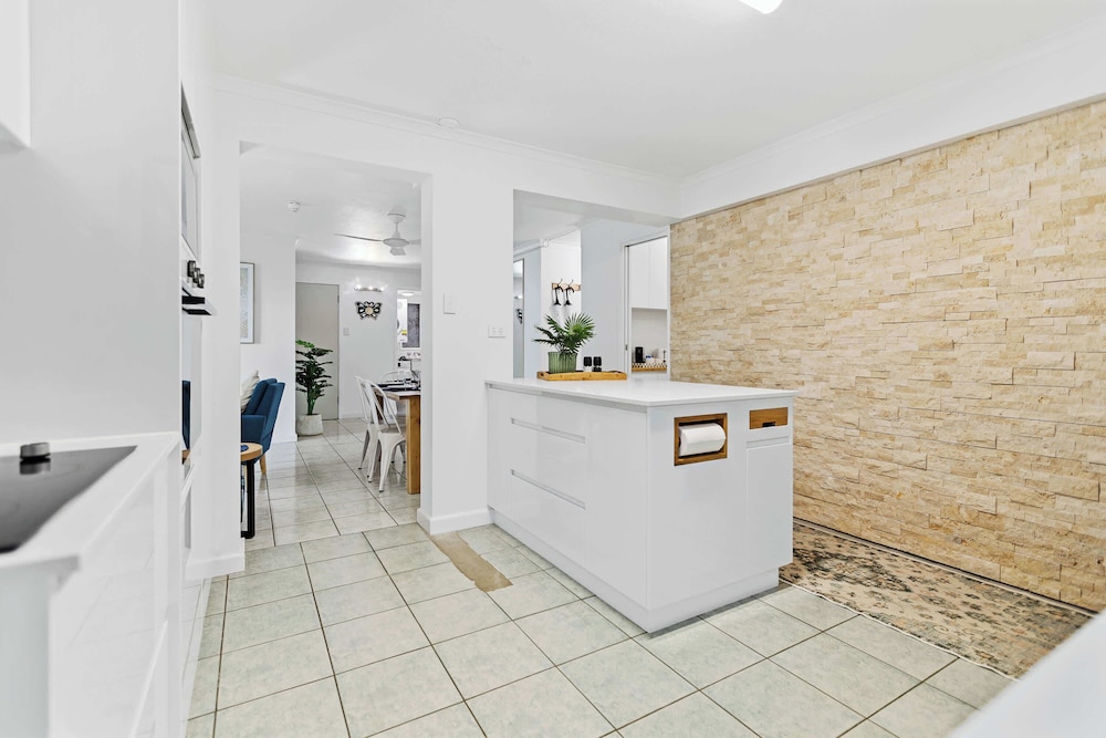 Rainforest Reef Retreat - Esplanade Ground-floor Apartment