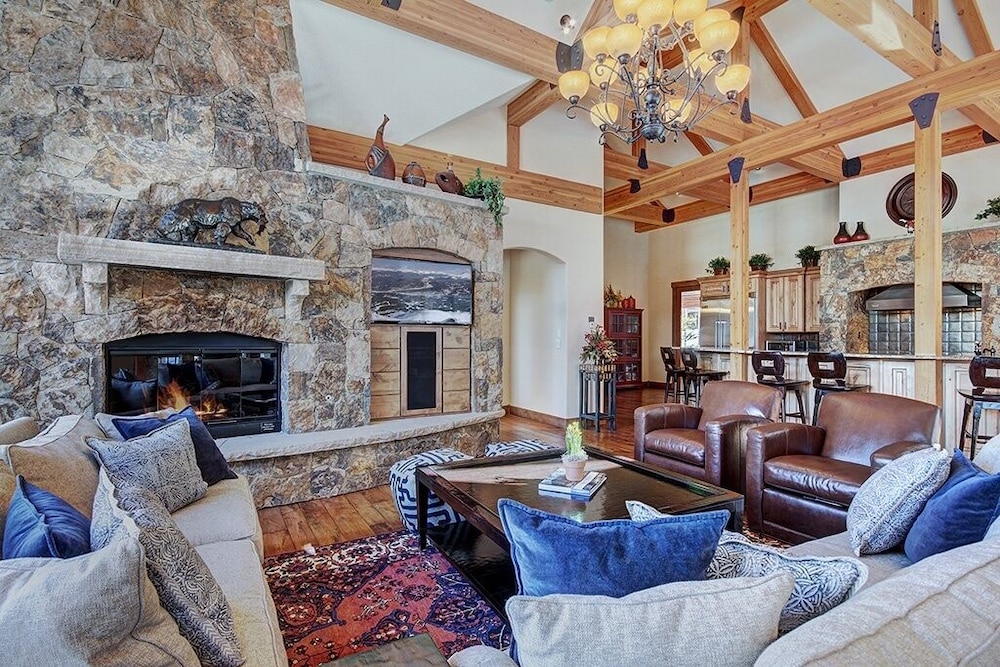 Mountain Majesty Manor 5 Bedroom Home by RedAwning