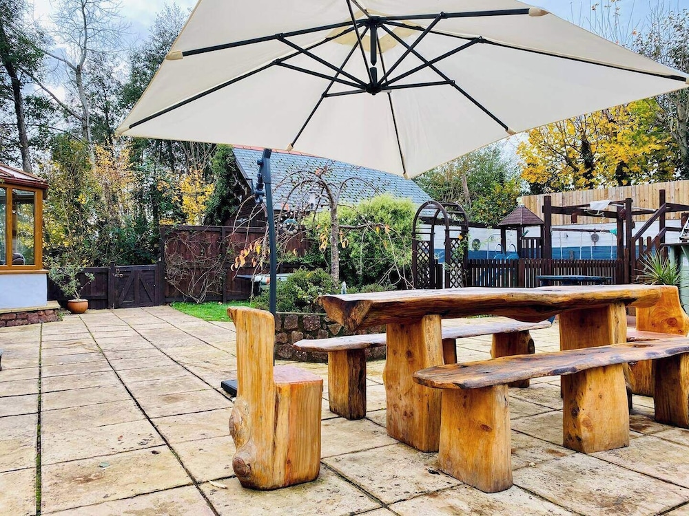 5-bed Home - Sleeps 12, Pool, Garden & Play Area