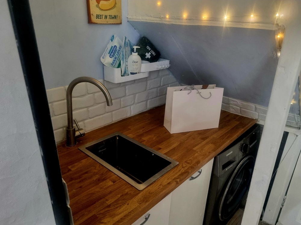 Charming 1-bed Studio Annex,parking,kitchen,wifi
