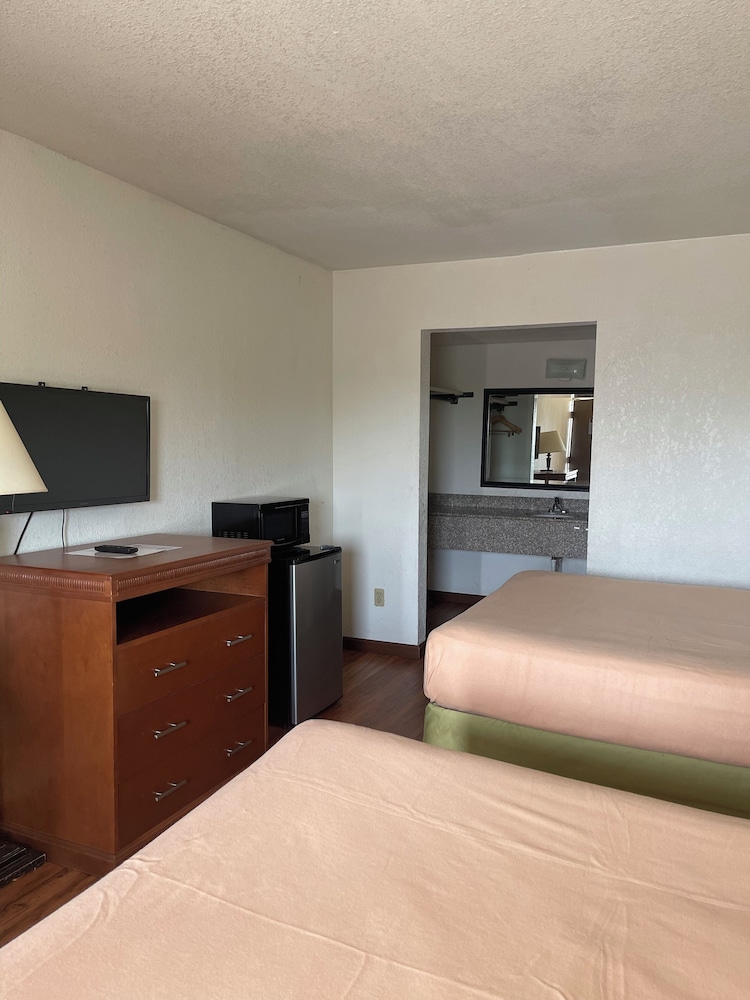 Mattoon Vacations - Relax Inn  Suites - Property Image 4
