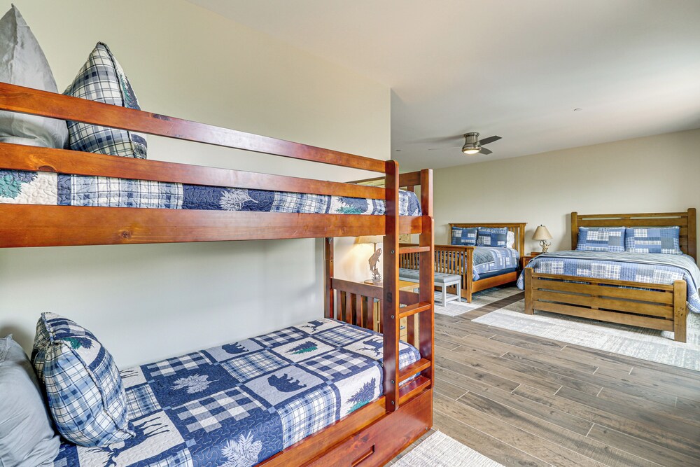 2 Mi to Angel Fire Resort: Luxury Condo w/ Balcony