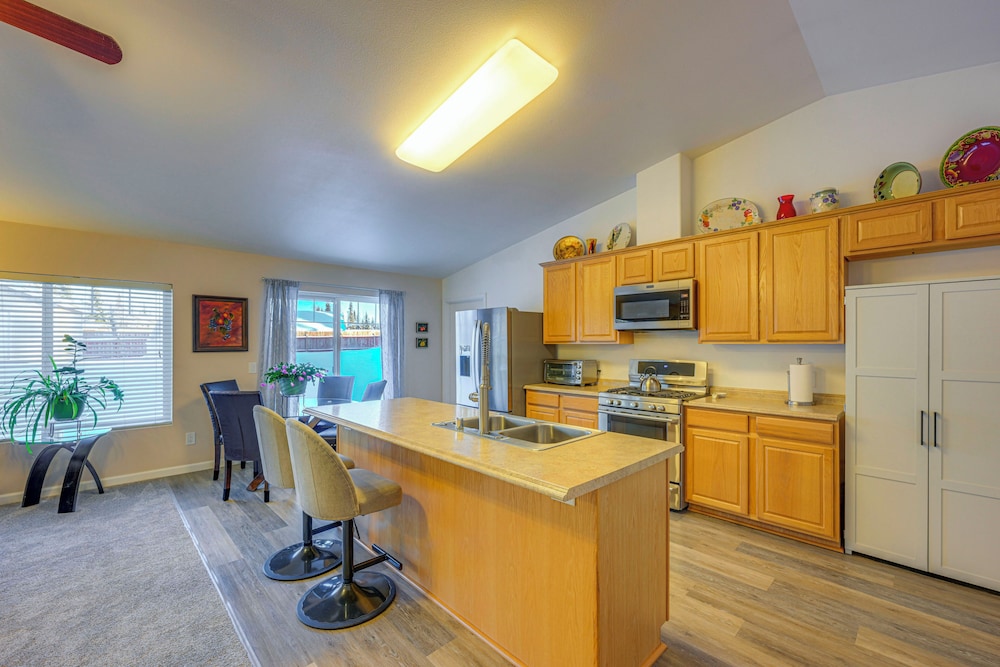 ~ 3 Mi to Ski & Hiking Trails: Soldotna Home