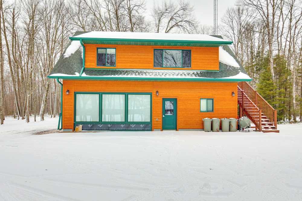 Private Dock, BBQ Ready: Lakefront Fifield Home!