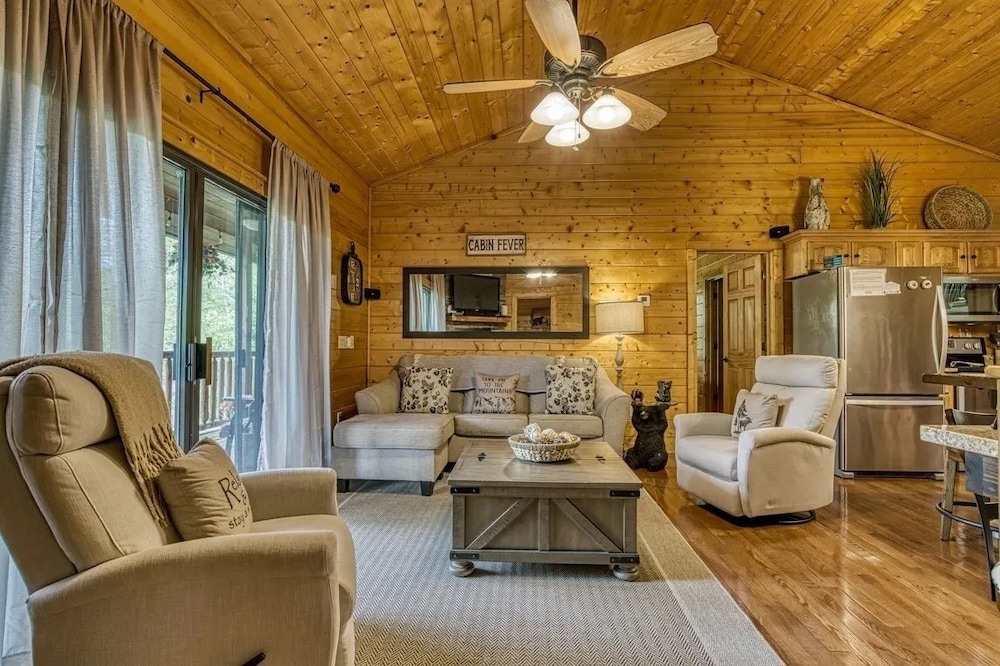 Hillbilly Hideaway 4 Bedroom Cabin