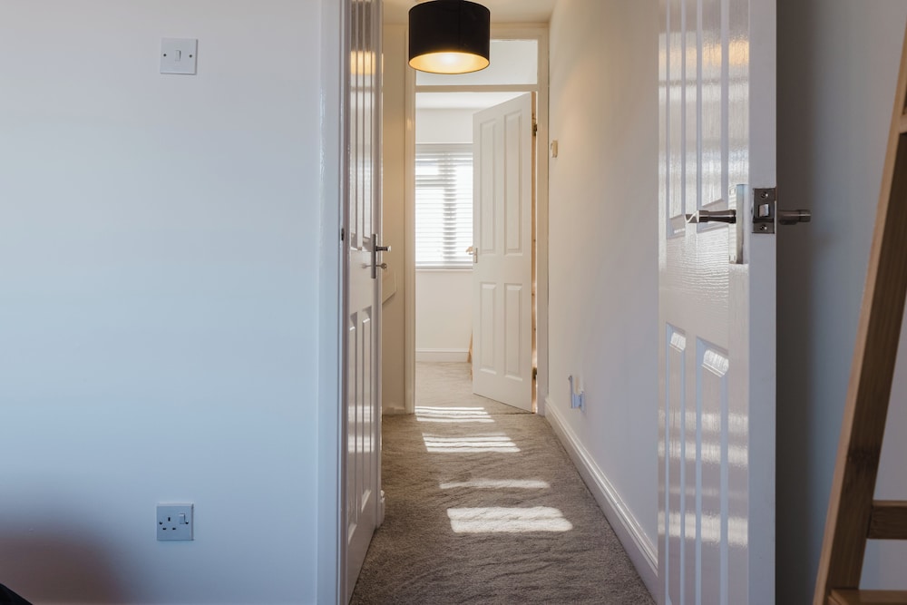 Corner House - Bright 2BD in Cheltenham