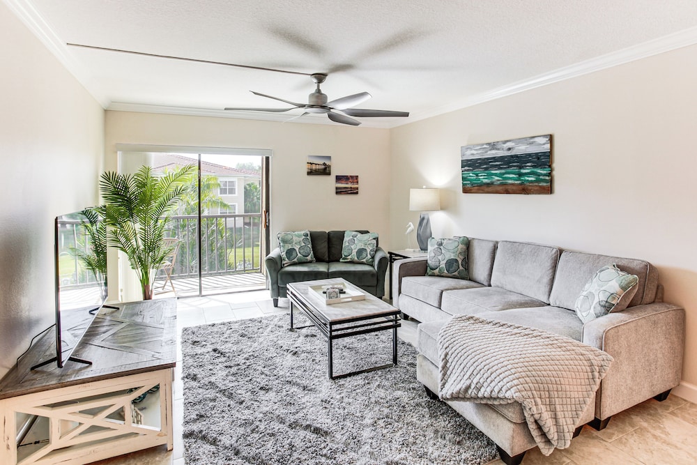 8 Mi to Beach: Modern Condo in Fort Myers!