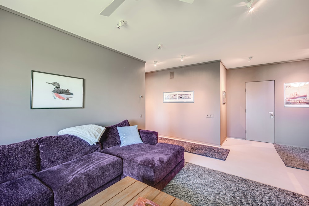Group-friendly Newbury Stunner: Home Gym, Hot Tub!