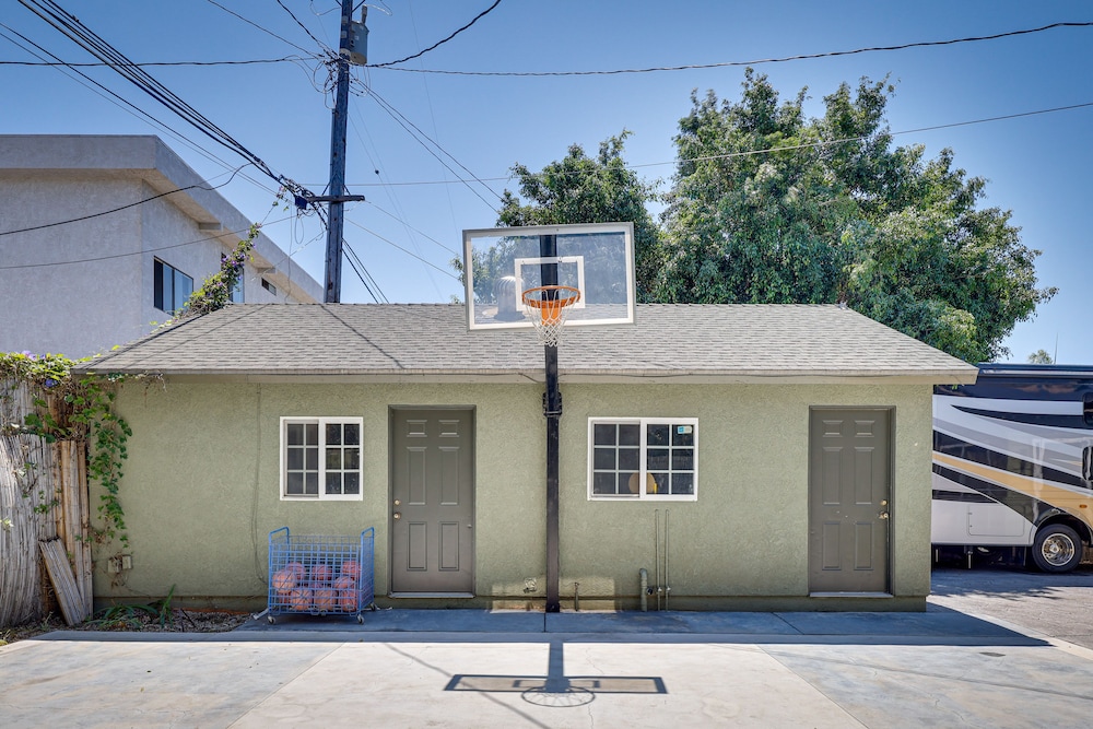 Hawthorne Home w/ Covered Patio & Basketball Court view 4