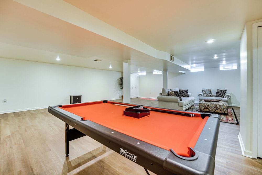 Fire Pit & Yard: Family Home in Farmington Hills!