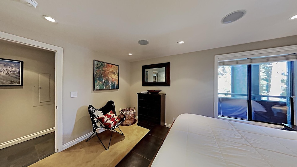 Beautiful 2 Bedroom Condo with Amazing View! Spacious Layout and Great Location! by RedAwning view 4