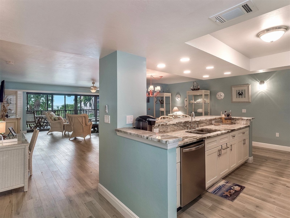 Shorewood Condos by Dream Vacation Rentals