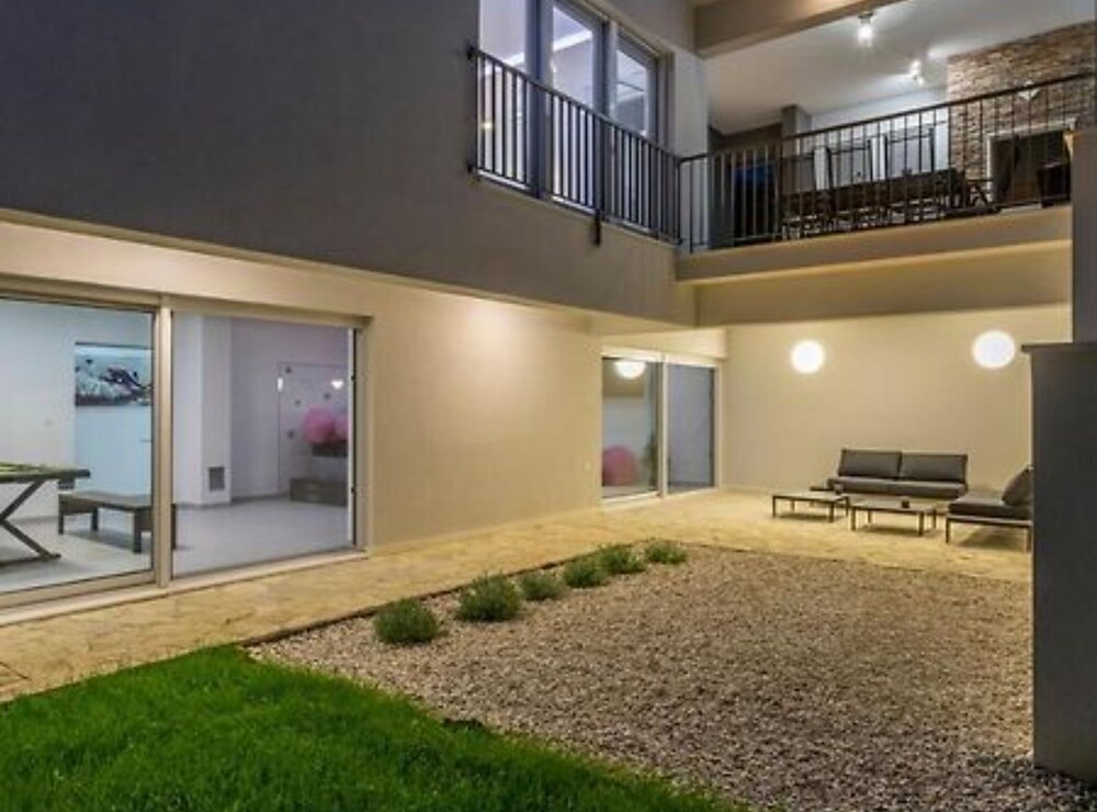 Modern & Stylish Villa With Private Pool