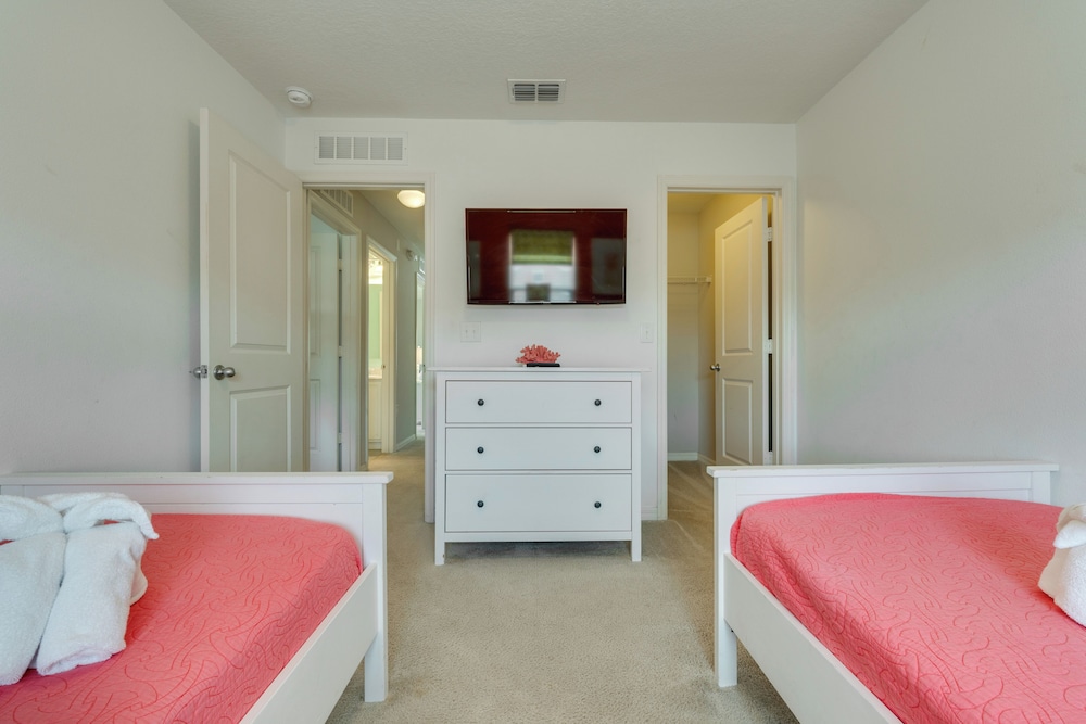 4 Mi to Wdw: Sleek Townhome w/ Community Pool!