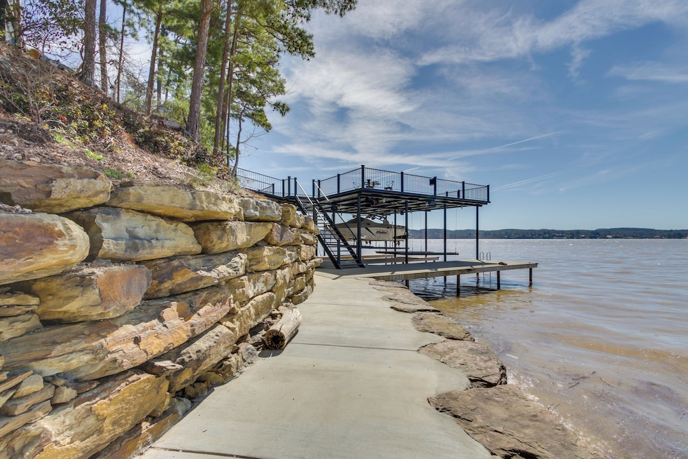 Private Dock & River Views: Modern Gem in Waterloo