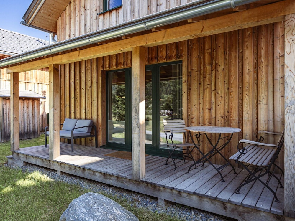 Spacious Chalet With hot tub