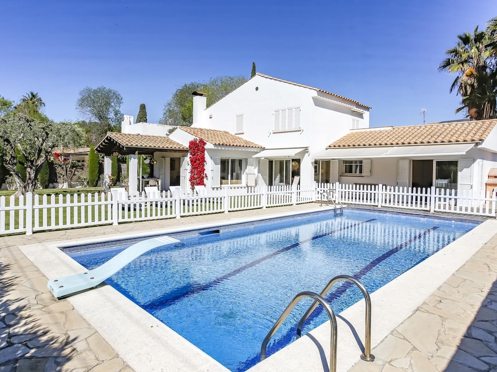 Casa Independiente con Jard n y Piscina Privada